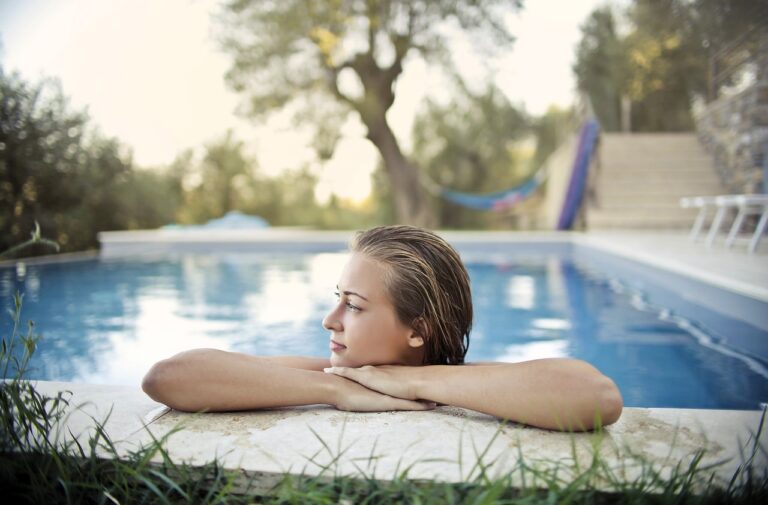 Comment habiller le tour de sa piscine ?