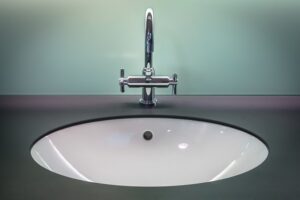 Comment déboucher un lavabo ?