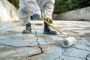 Comment appliquer une peinture sur sol béton extérieur durable : guide étape par étape