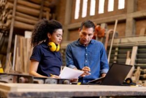 Changer de vie et devenir menuisier : tout savoir sur les missions, le salaire et la formation !